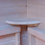 Detailaufnahme: Innenecke der Dewello Infrarotkabine aus Hemlock-Holz mit Ablage und Sitzbank.