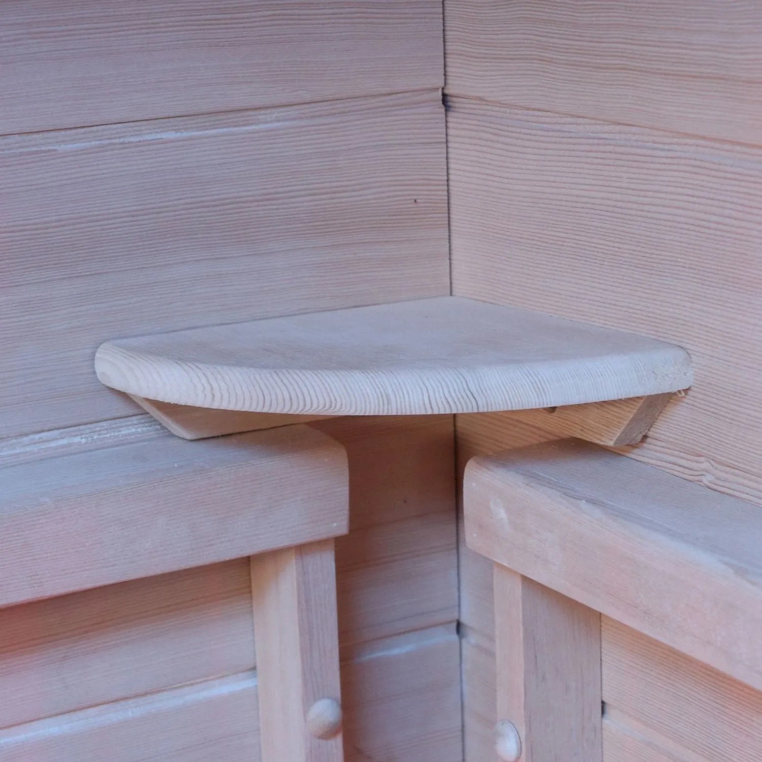 Detailaufnahme: Innenecke der Dewello Infrarotkabine aus Hemlock-Holz mit Ablage und Sitzbank.