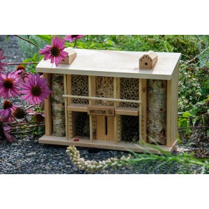 Großes Insektenhotel Alabama aus Kiefernholz mit Füllmaterialien wie Schilf und Zapfen.