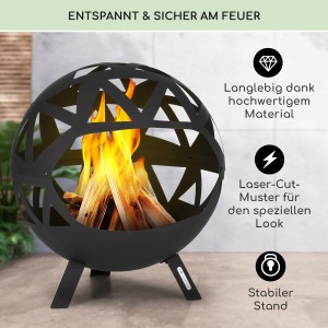 Schwarze Blumfeldt Colima Feuerschale in Kugelform mit geometrischem Muster und brennendem Holz.