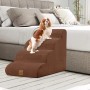 Braune 4-Stufen Hundetreppe aus Schaumstoff, rutschfest, mit Hund neben Bett. Ideal für kleine Haustiere.