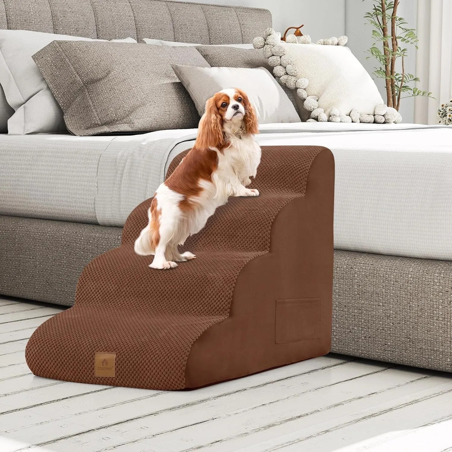 Braune 4-Stufen Hundetreppe aus Schaumstoff, rutschfest, mit Hund neben Bett. Ideal für kleine Haustiere.