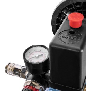 Detailaufnahme des Güde Airpower 105/8/6 Silent Kompressors mit Manometer und Druckschalter.