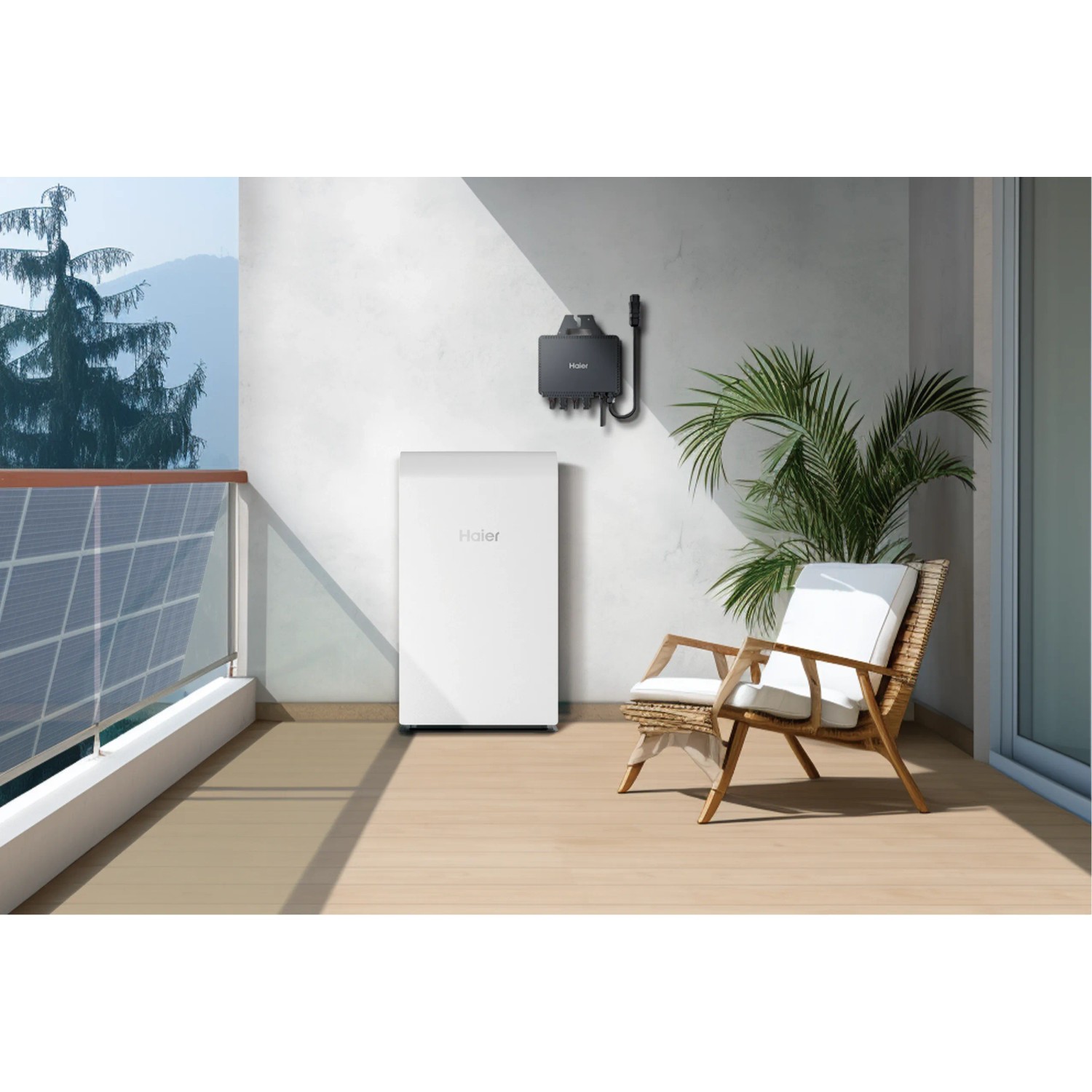 Haier Aurora HE2-1.5 Energiespeicher für Balkonkraftwerk (1,5 kWh) auf Balkon mit Wechselrichter.