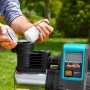 Gardena Haus- und Gartenautomat 6000/6 LCD Inox beim Einsetzen des Filters.