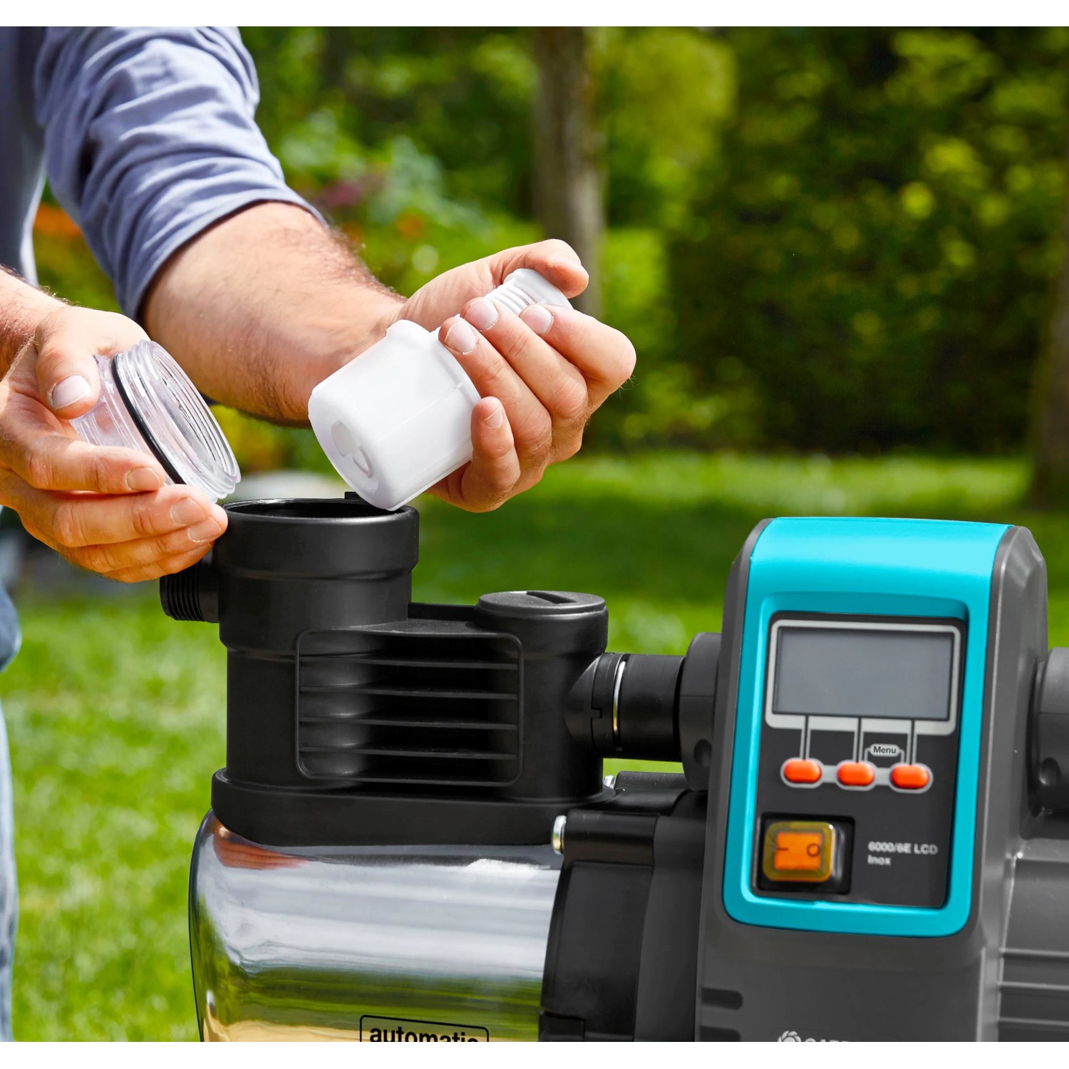 Gardena Haus- und Gartenautomat 6000/6 LCD Inox beim Einsetzen des Filters.