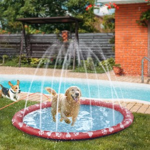 PawHut Hunde Sprinkler Matte: Golden Retriever spielt im Wasserspielzeug mit Sprühfunktion.