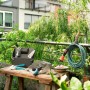 Gardena Terrassen-Spiralschlauch 7,5 m mit Gartengeräten und Zubehör auf einem Balkon.