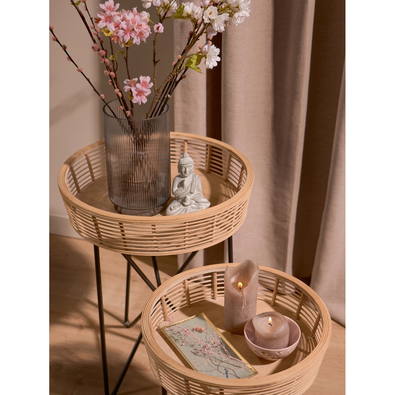 Dekorative Glasplatte Minimalist Zen mit Blütendesign auf Tisch, asiatische Deko für den Innenbereich.