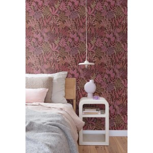 ESTAhome Vliestapete mit tropischen Blättern & Blüten in Aubergineviolett & Rosa. Dekorative Wandgestaltung im Schlafzimmer.
