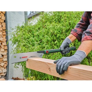 Bosch Japansäge Kataba DIY 270 mm im Einsatz beim Holzsägen, Detailaufnahme.