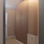 Modernes Flurdesign mit vertikalen Holzlamellen an der Wand und Heizkörper. Perfekt für Soudal Fix All High Tack Kraftkleber.
