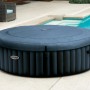 Intex PureSpa Plus aufblasbarer Whirlpool (Ø 216 cm) mit Abdeckung im Garten.