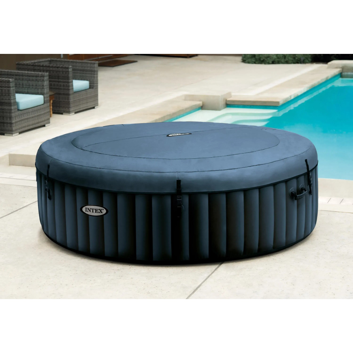 Intex PureSpa Plus aufblasbarer Whirlpool (Ø 216 cm) mit Abdeckung im Garten.
