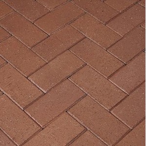 Rote Pflasterklinker Brandenburg im Fischgrätmuster, 10x20x5,2 cm, ideal für Terrasse und Gartenwege.