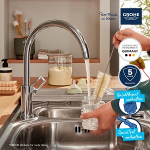 Grohe QuickFix Start Loop Küchenarmatur Chrom beim Reinigen einer Babyflasche im Spülbecken.