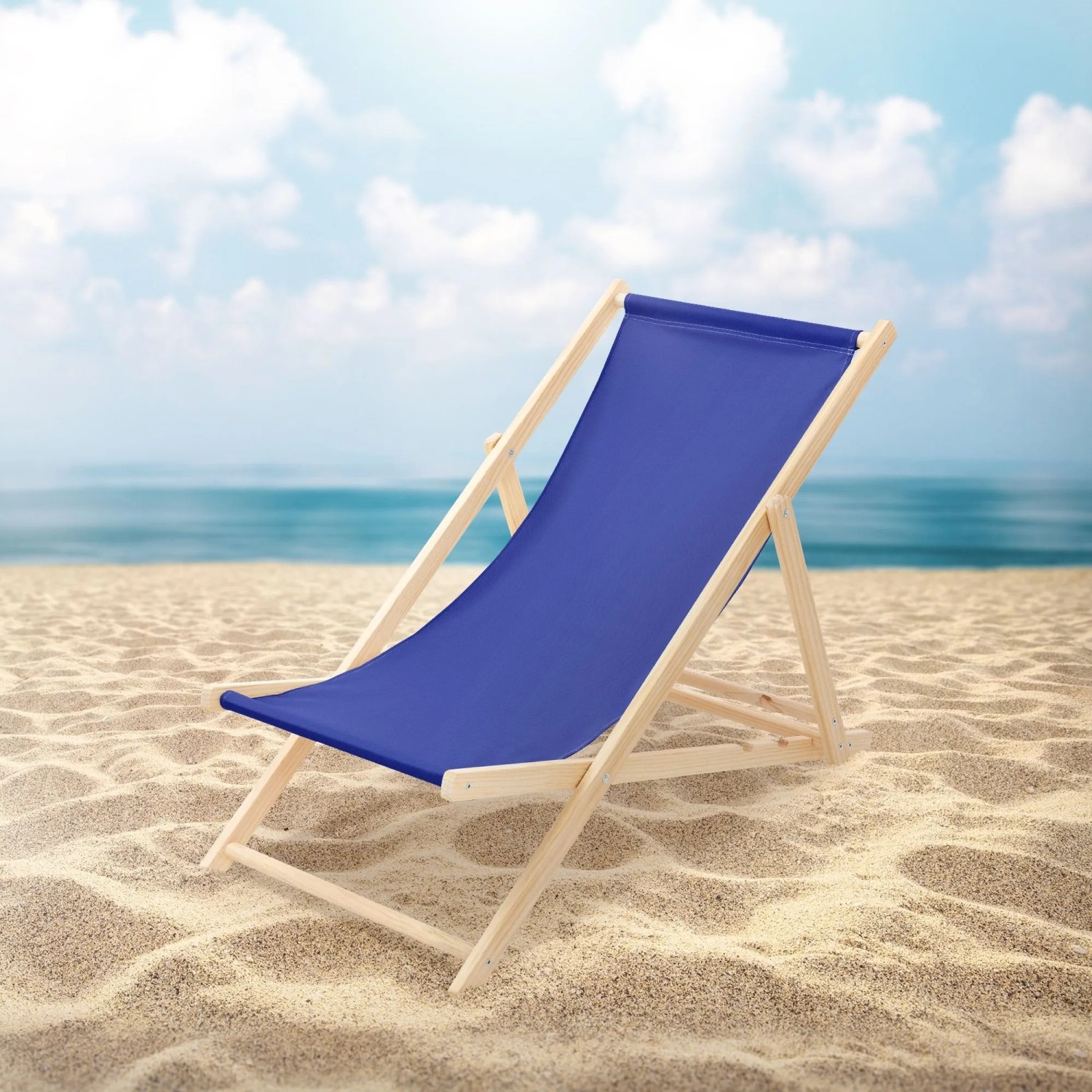 4er Set klappbare, dunkelblaue Holz-Liegestühle von ECD Germany am Strand.