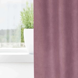 Dunkelrosa Samtvorhang (140x245 cm) neben Fenster mit Pflanze.