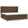 Dunkelbraunes Boxspringbett (200x200 cm) mit Matratze und Kopfteil aus Stoff.
