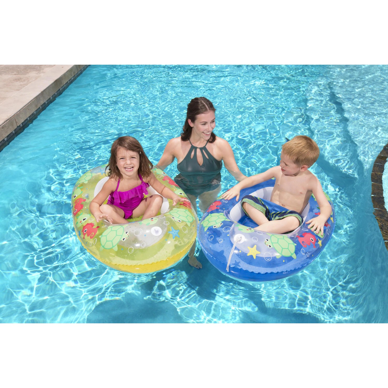 Bestway Kiddie Raft Schlauchboote im Pool, gelb und blau, mit Kindern und Erwachsenen.