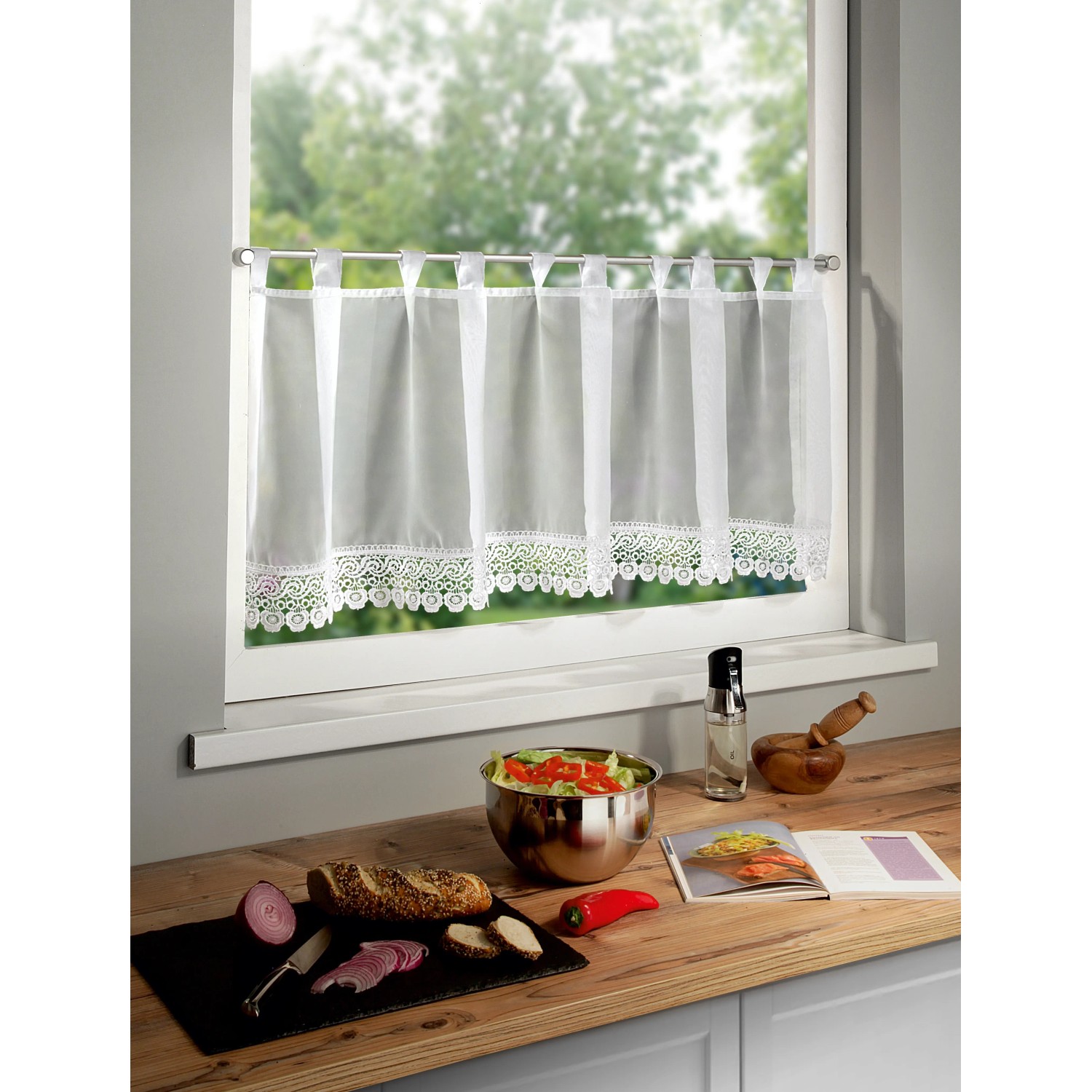Weißes Schlaufenpanneau Lucinda von Neusser Collection, 45x140 cm, mit Bordüre am Fenster.