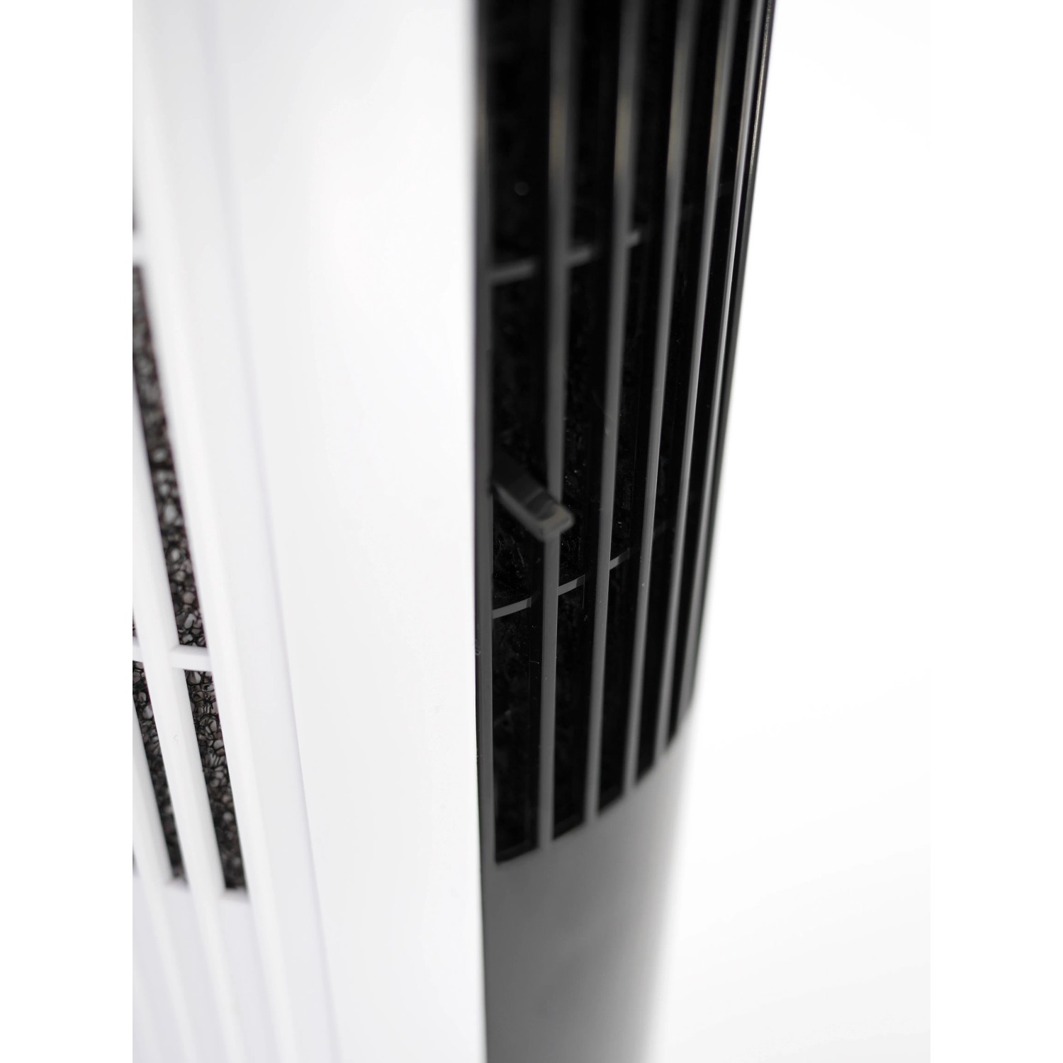 Detailaufnahme: Schwarz-weißer Vasner Turmventilator MilliFan mit Luftfilter und verstellbarer Luftrichtung.
