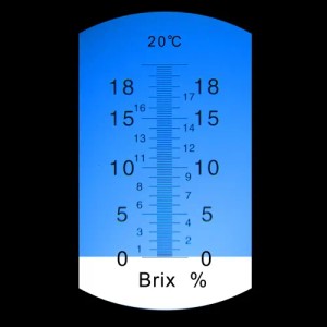 Nahaufnahme: Skala des PCE Instruments Handrefraktometers 018 zur Messung des Zuckergehalts (Brix %).