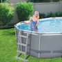 Bestway Stahlrahmenpool-Set Power Steel oval mit Leiter im Garten.