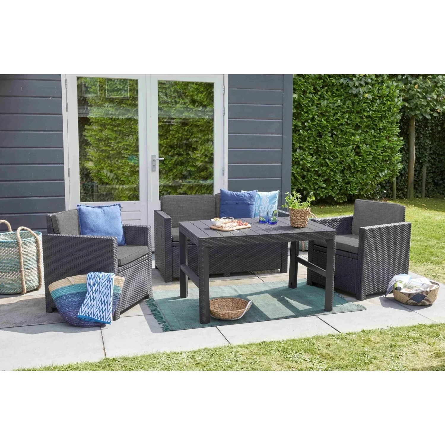 Allibert Victoria Monaco Loungeset, 4-teilig, mit Tisch, 2-Sitzer und Sesseln in Rattan-Optik.