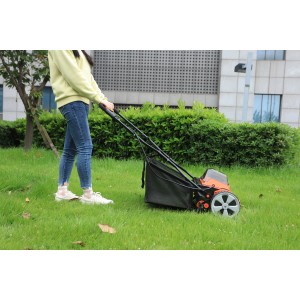 Frau bedient Yard Force Akku-Spindelmäher LM C38 auf Rasenfläche. Inklusive Akku und Ladegerät.