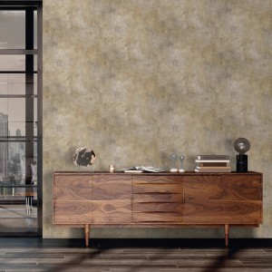 Sandbeige Tapete in Beton Optik an einer Wand, mit Holzkommode. Dekorative Papiertapete für industriellen Loft-Look.