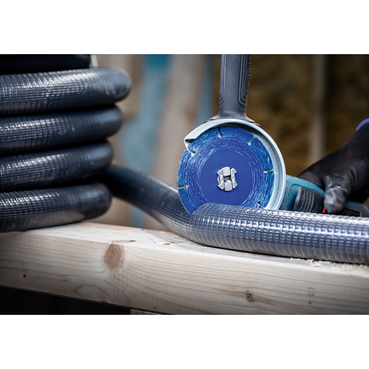 Bosch Expert Carbide Multi Wheel Trennscheibe im Einsatz beim Schneiden eines Kunststoffrohrs.