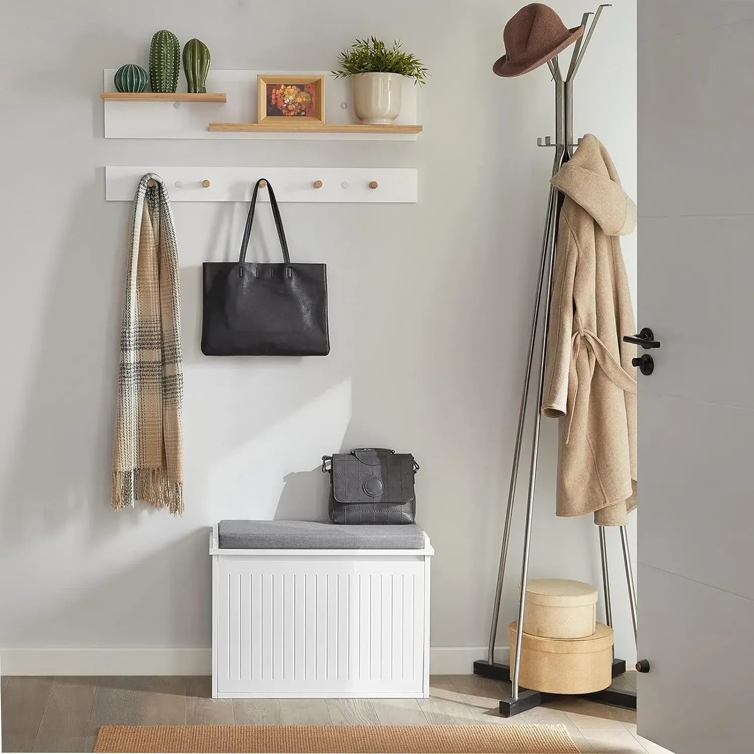 Weißer SoBuy Schuhkipper mit Klappe und grauem Sitzkissen als Schuhbank im Flur. Moderner Holzschrank.