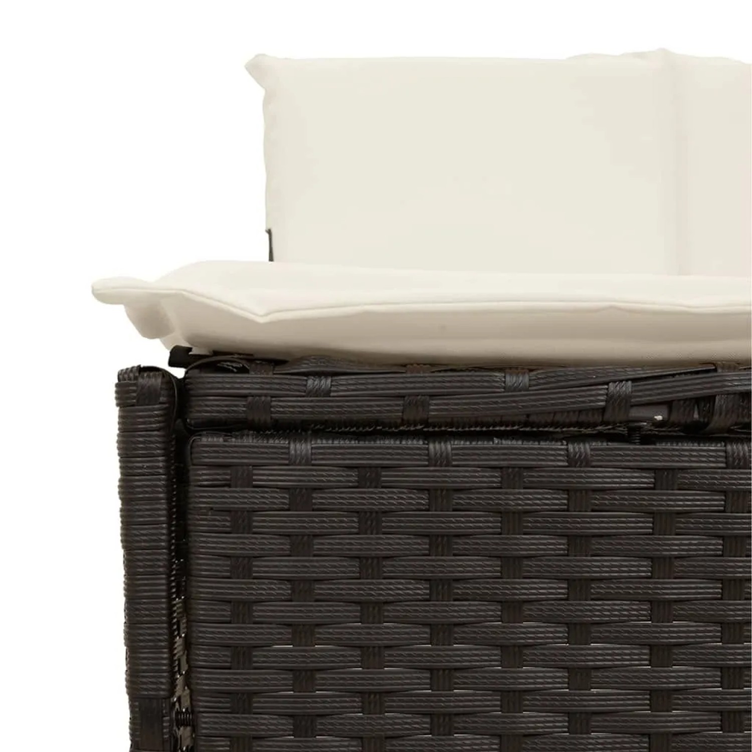 Detailaufnahme: Schwarze vidaXL Whirlpool-Bank aus Poly Rattan mit cremefarbenen Auflagen.