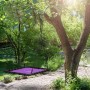 Rechteckige Relaxdays Nestschaukel in Lila und Schwarz, höhenverstellbar, hängt an einem Baum.