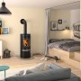Schwarzer Justus Kaminofen Faro 2.0 mit Glasabdeckplatte (6 kW) im Wohnraum.