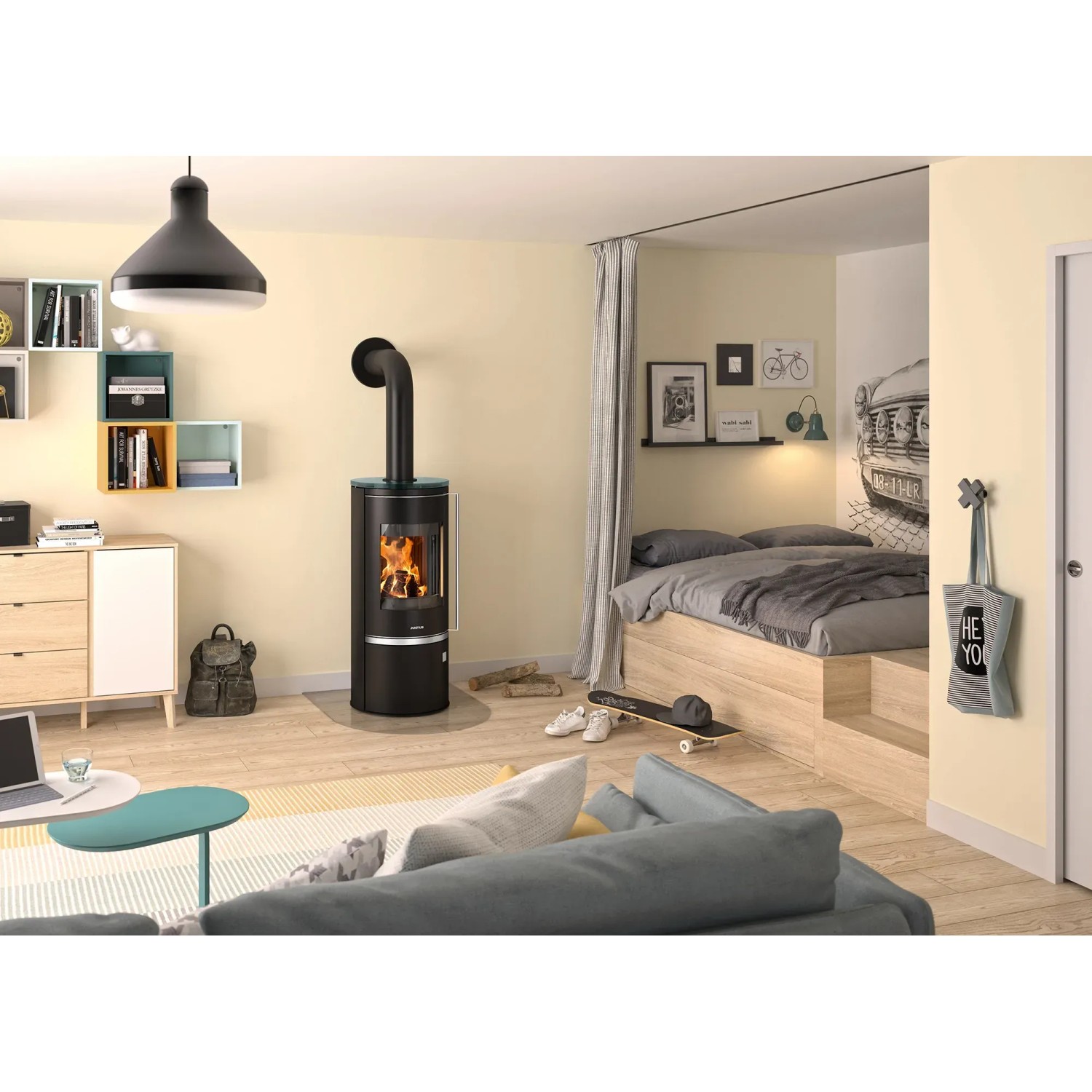 Schwarzer Justus Kaminofen Faro 2.0 mit Glasabdeckplatte (6 kW) im Wohnraum.