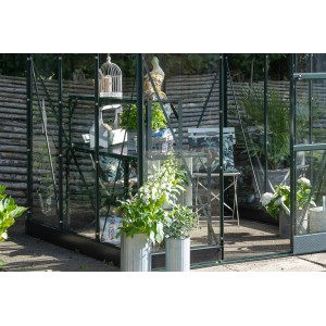 Grüner Halls Tisch Standalone im Gewächshaus, 121x52cm, ideal als Arbeitsfläche.