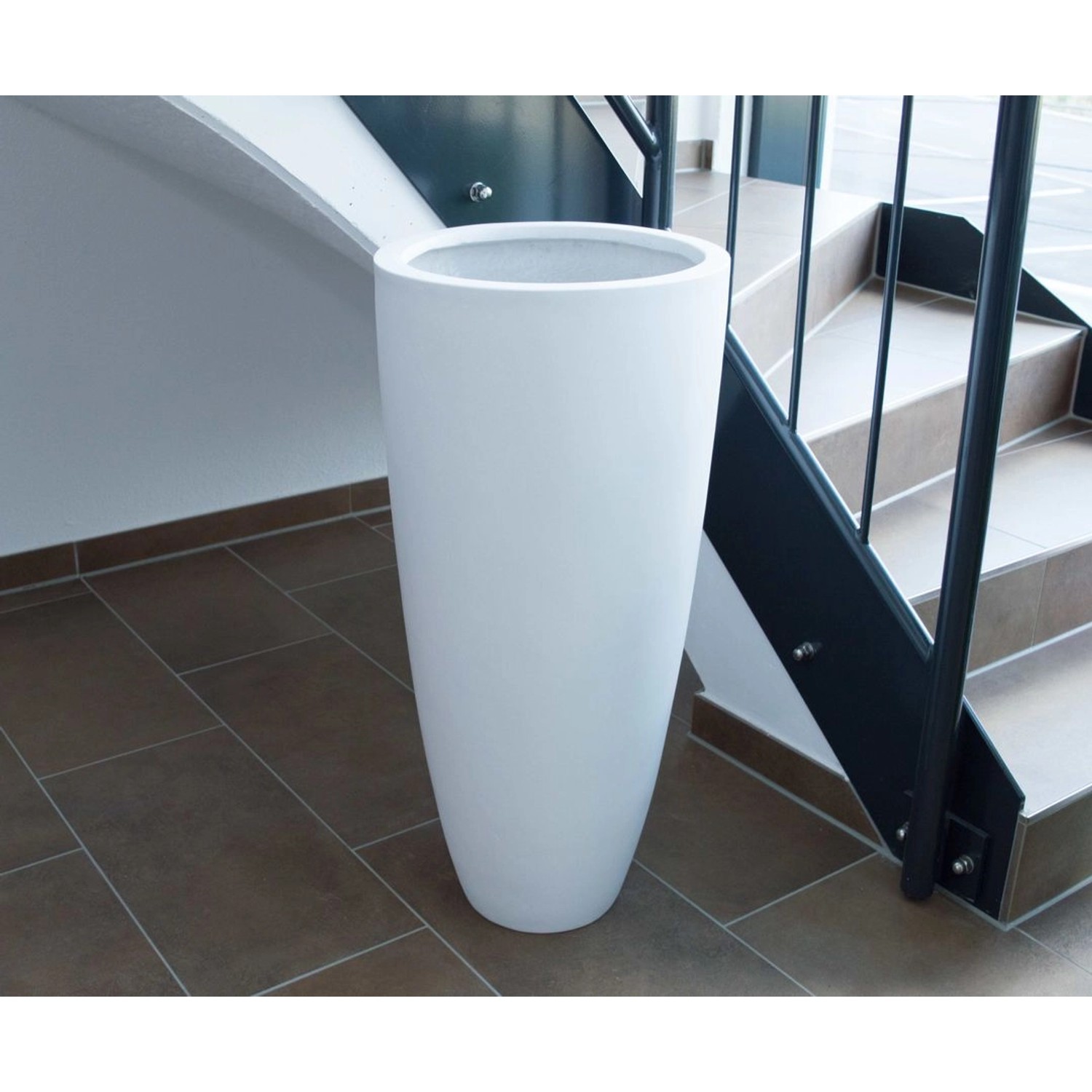 Eleganter, konischer Pflanzkübel aus Fiberglas in Perlmutt-Weiß, 100cm hoch.