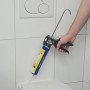 Heytec Profi Kartuschenpistole Multipower in Anwendung zum Abdichten im Badezimmer.