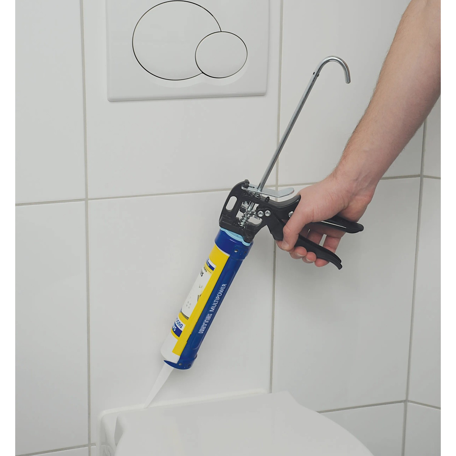 Heytec Profi Kartuschenpistole Multipower in Anwendung zum Abdichten im Badezimmer.