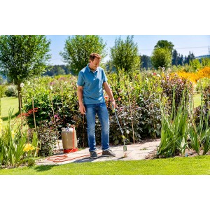 Mann nutzt Gloria Thermoflamm bio Professional Plus Unkrautbrenner im Garten mit Gasflasche.