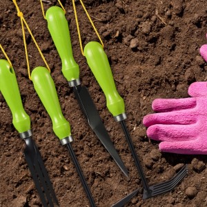 Relaxdays Gartenwerkzeug Set, 4-teilig mit grünen Griffen und Aufhängung, für Gartenarbeiten.