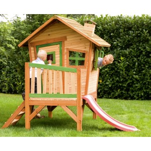 Axi Robin Spielhaus aus Holz mit roter Rutsche im Garten, Kinder spielen.