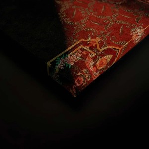 Detailaufnahme: Bricoflor Wandbild mit rotem Muster und Blumen, Leinwand Gemälde für die Wanddekoration.