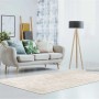 Beige-silberner Kurzflor-Teppich (80x150 cm) mit Viskose-Anteil im Wohnzimmer.