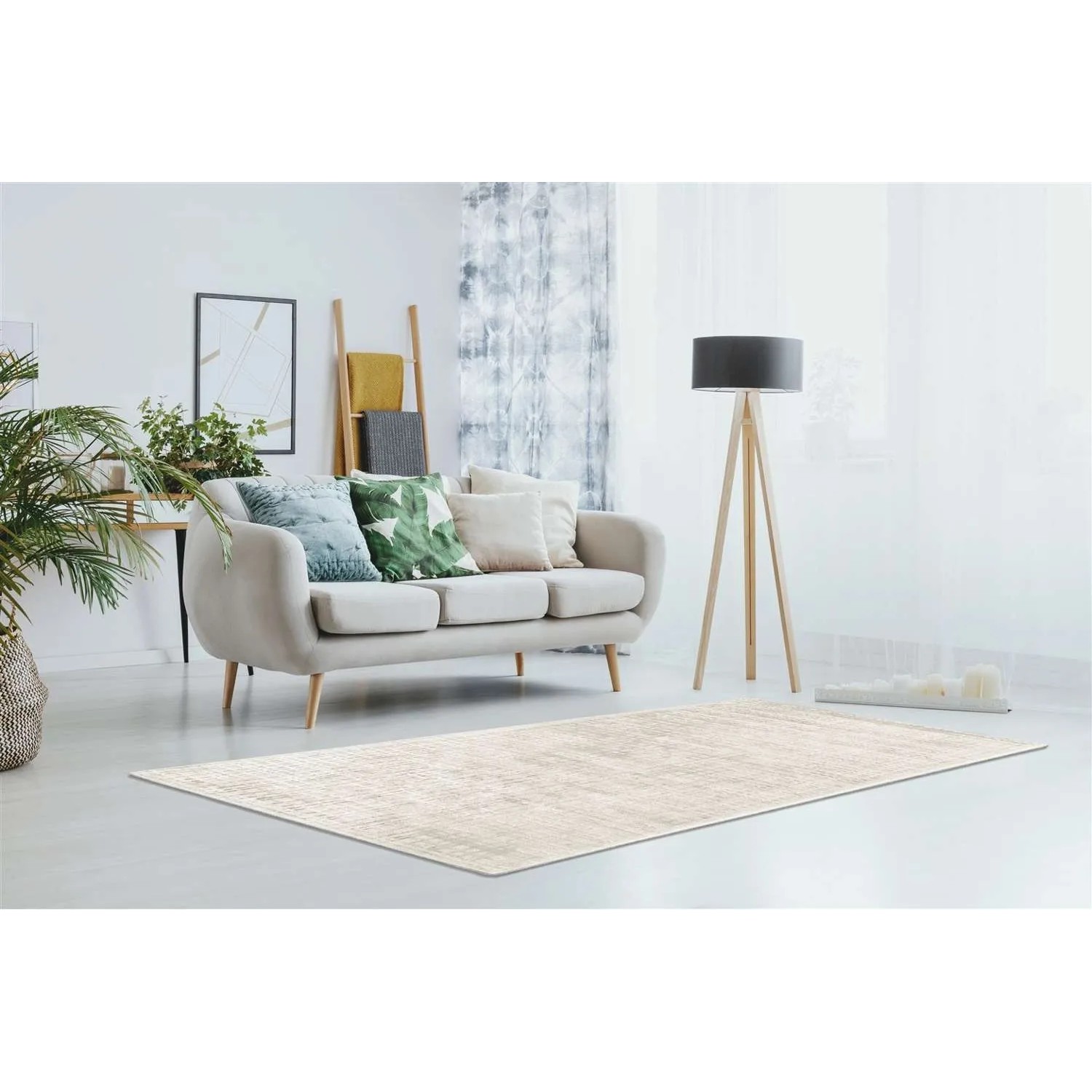 Beige-silberner Kurzflor-Teppich (80x150 cm) mit Viskose-Anteil im Wohnzimmer.