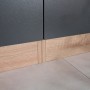 Detailaufnahme: Respekta Küchenblock Merle 250 cm, Eiche Grau, Sockelblende und graue Front.