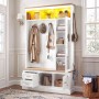 Weiße Flurgarderobe mit Holzplatte, beleuchteten Fächern, Spiegel, Haken, Schubladen und Schuhschrank im Flur.
