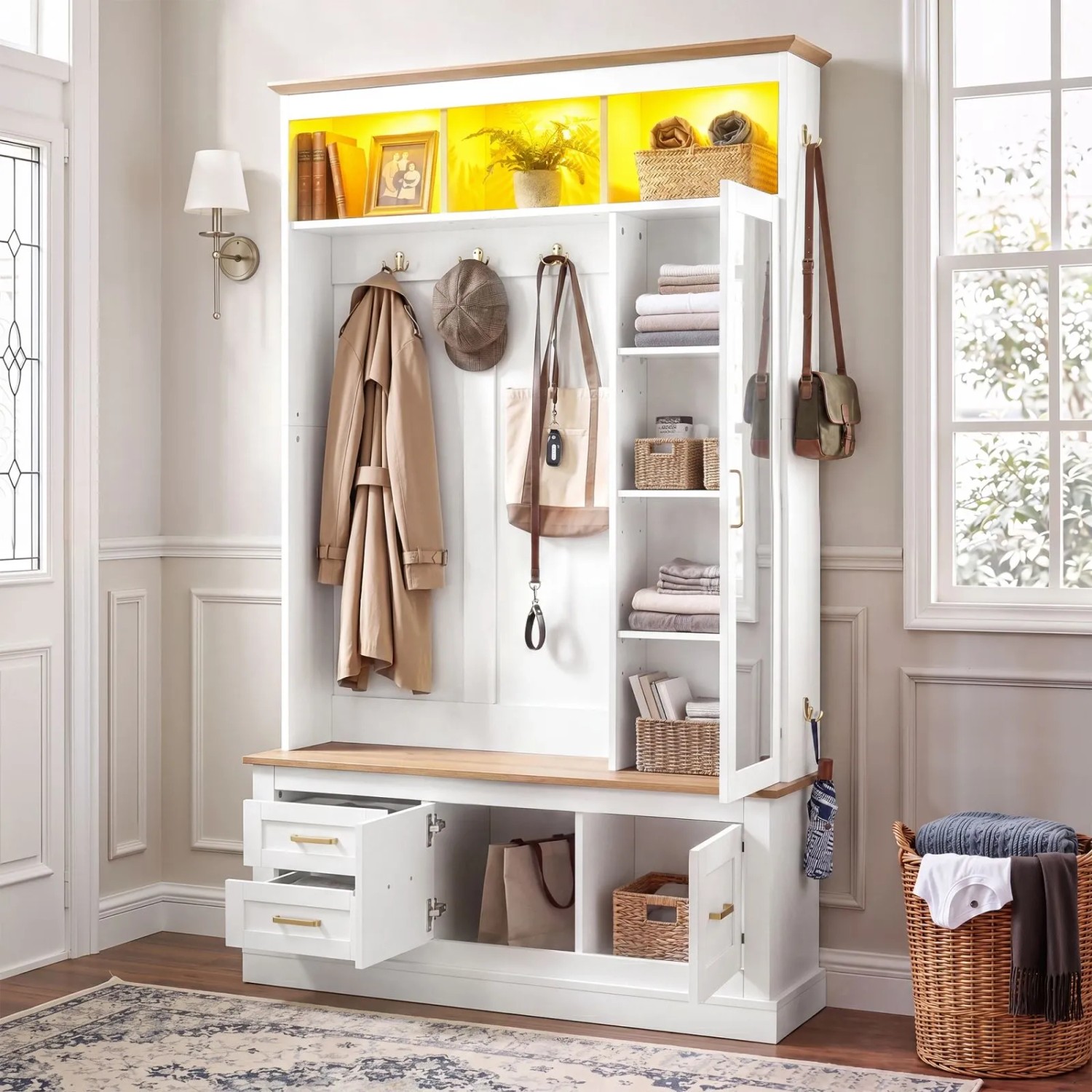Weiße Flurgarderobe mit Holzplatte, beleuchteten Fächern, Spiegel, Haken, Schubladen und Schuhschrank im Flur.